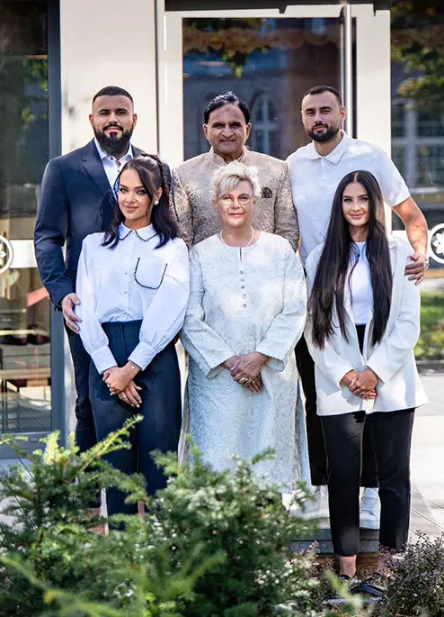 Familie und Team des Royal Tandoor vor dem Eingang des Restaurants in Rostock